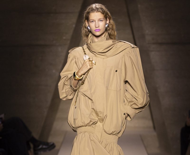 Παράδοξη γκαρνταρόμπα: Ο νέος κανόνας της μόδας που θα κυριαρχήσει το 2026