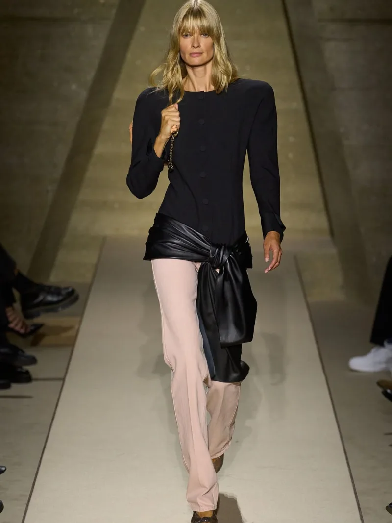 Το μοντέλο Bella Feoli στην επίδειξη Chloé SS26 με floral δημιουργία της Chemena Kamali.