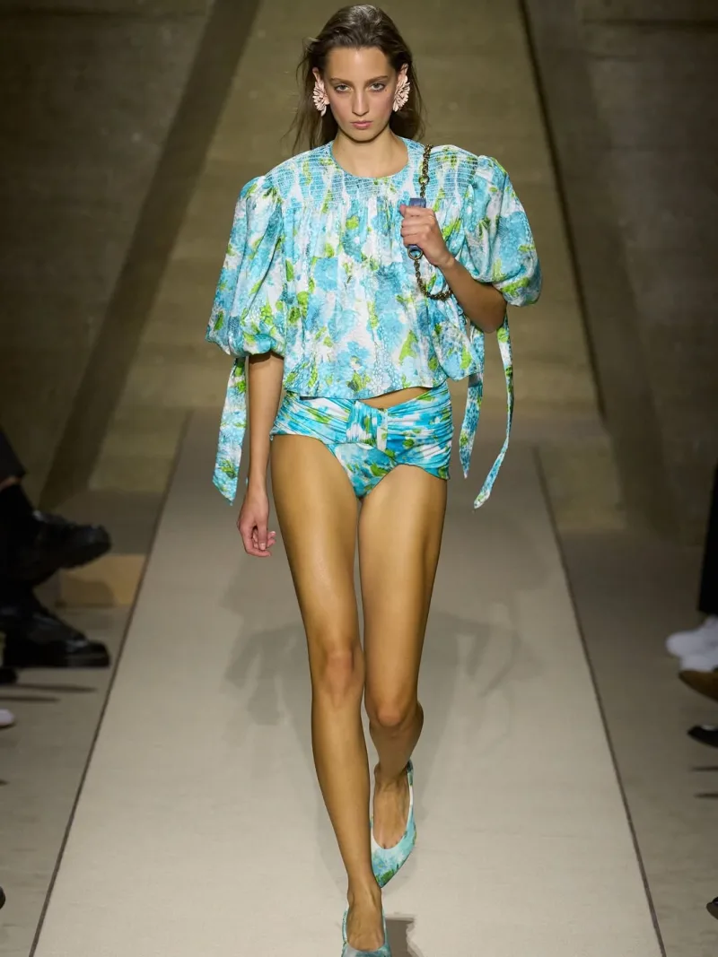 Μοντέλο στην πασαρέλα Chloé SS26 με floral baby-doll τοπ και ασορτί σορτς.