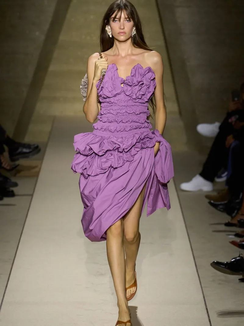 Μοντέλο στην επίδειξη μόδας Chloé SS26 με μωβ στράπλες φόρεμα.
