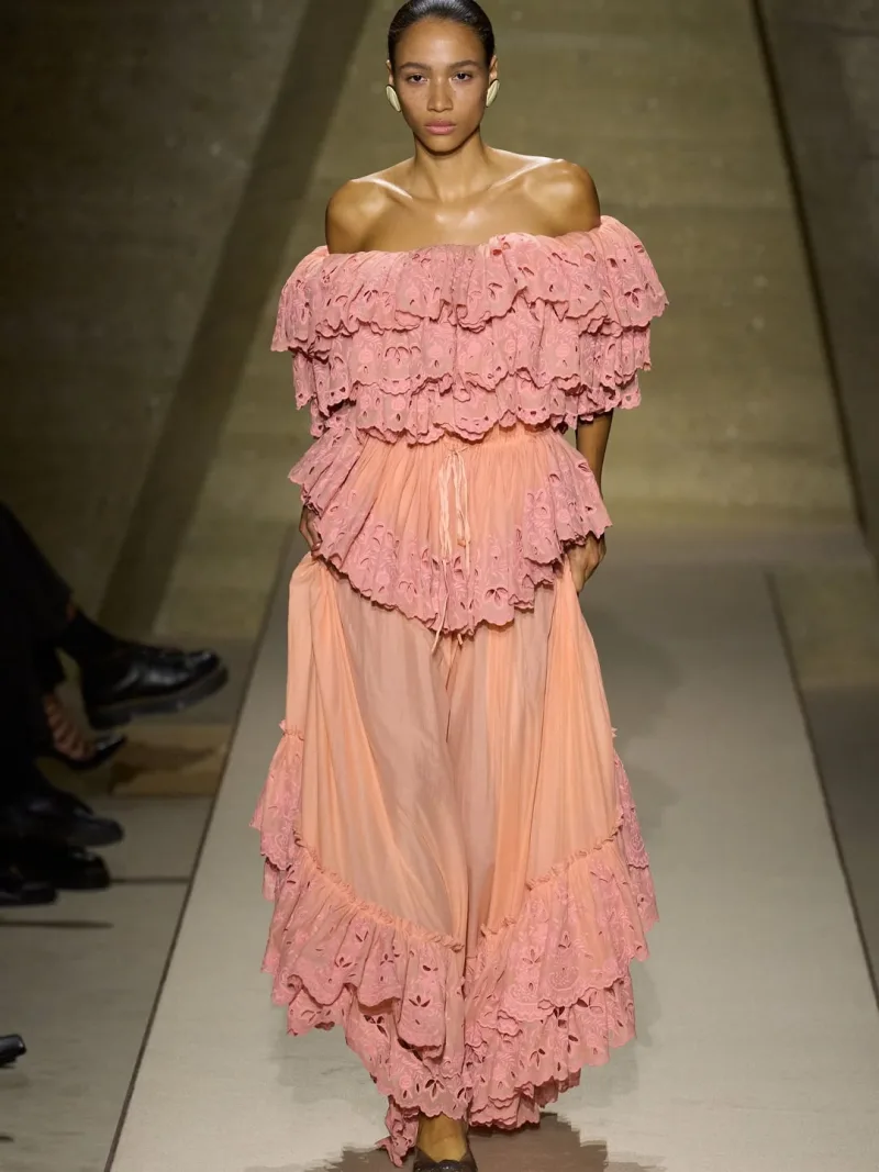 Μοντέλο στην πασαρέλα Chloé SS26 με ροζ φόρεμα με βολάν.