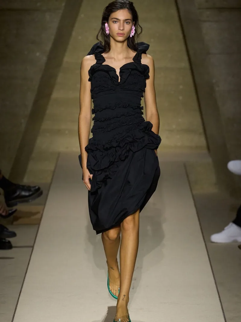 Το μοντέλο Bella Feoli στην επίδειξη Chloé SS26 με δημιουργίες της Chemena Kamali στην Εβδομάδα Μόδας Παρισιού.