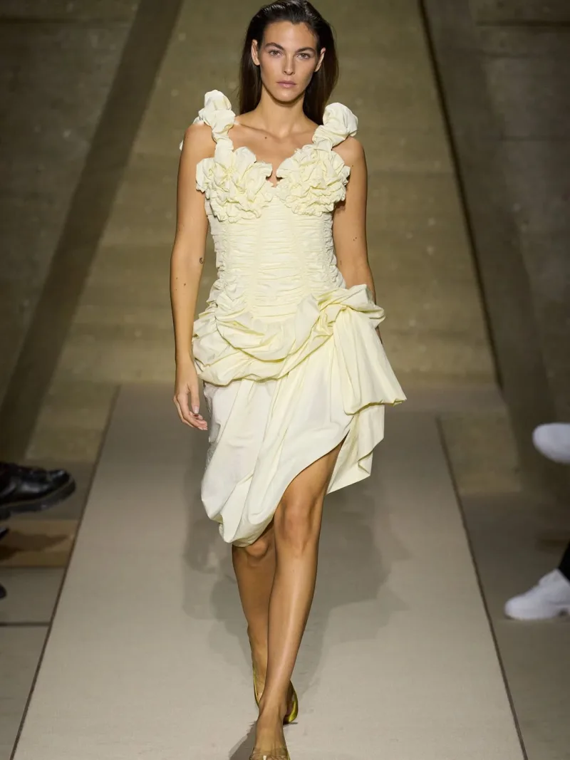Μοντέλο στην πασαρέλα με κίτρινο φόρεμα Chloé SS26.