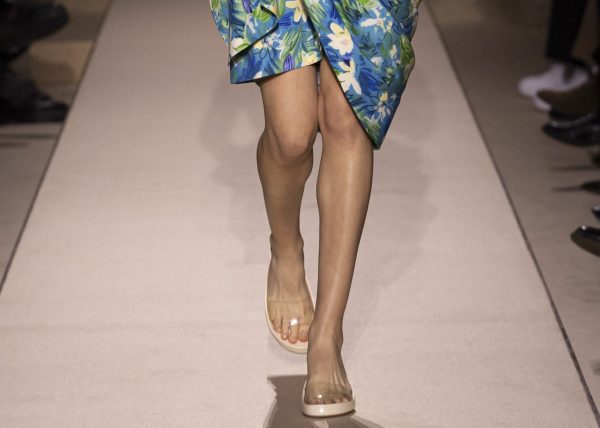 Paris Fashion Week 2026: Αυτό είναι το παπούτσι που θα αντικαταστήσει τα peep-toes το καλοκαίρι