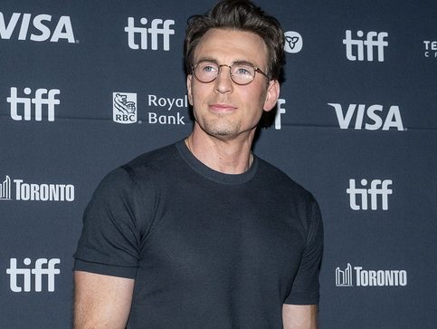 O Chris Evans μπαμπάς για πρώτη φορά: Το ζευγάρι καλωσόρισε την κόρη του