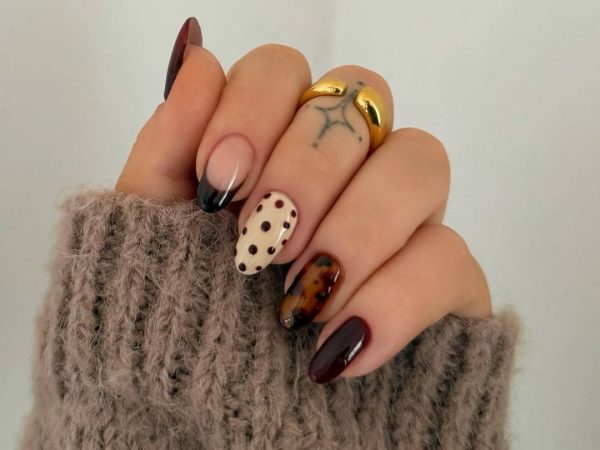 Dark academia μανικιούρ: Τα πιο μυστήρια nail arts για το φθινόπωρο