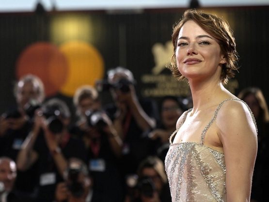 Η Emma Stone αποκαλύπτει το μυστικό που κράτησε ως την πρεμιέρα της «Bugonia» του Γιώργου Λάνθιμου