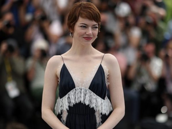 Η Emma Stone εντυπωσιάζει με Louis Vuitton φόρεμα στην πρεμιέρα του Bugonia