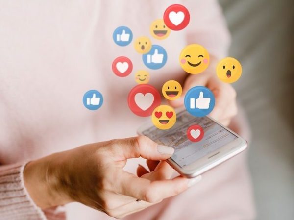 Η αγάπη στην εποχή των DMs: Τα νέα emojis που λένε περισσότερα από τα λόγια