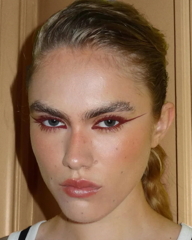Η Violette Serrat με εντυπωσιακό eyeliner look για το άρθρο με συμβουλές ομορφιάς του Mad.gr.