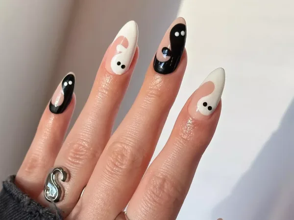 Ghost nails: Το επόμενο μανικιούρ σου θα είναι γεμάτο με spooky vibes