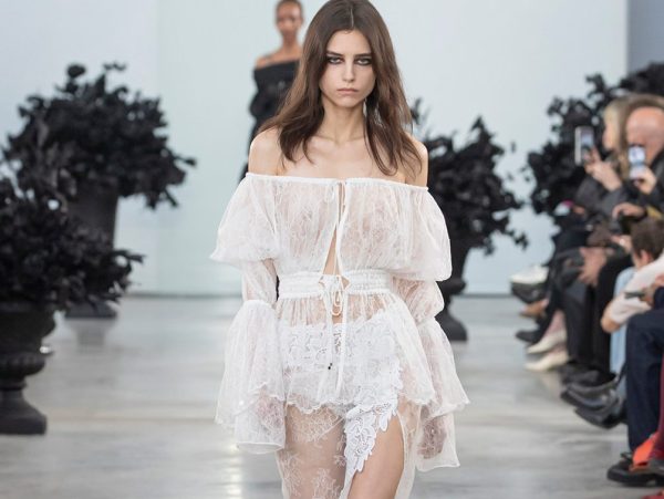 Ξέχνα το little black dress: Αυτά είναι τα φορέματα που θα φορέσεις φέτος