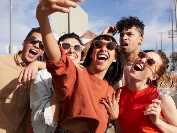 Gen Z Vs Millennials: Όταν 2 κόσμοι συγκρούονται – Οι πιο έντονες διαφορές