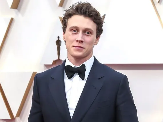 Ο ηθοποιός George MacKay, ο οποίος φημολογείται για τον ρόλο του James Bond.
