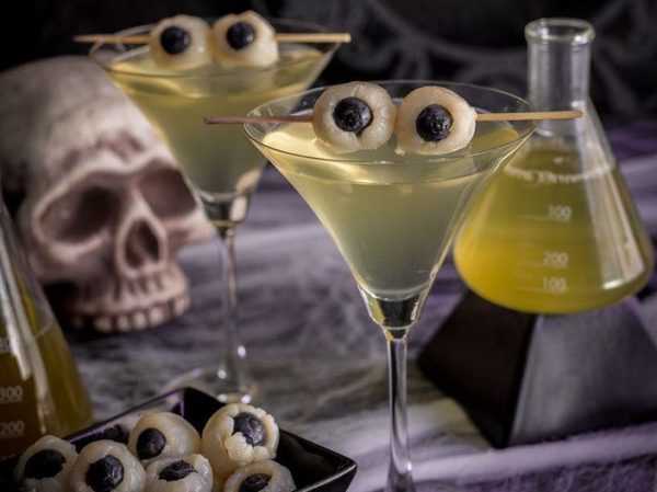 Πιες τα αν τολμάς! 6 Halloween cocktails που μοιάζουν με φίλτρα μαγισσών