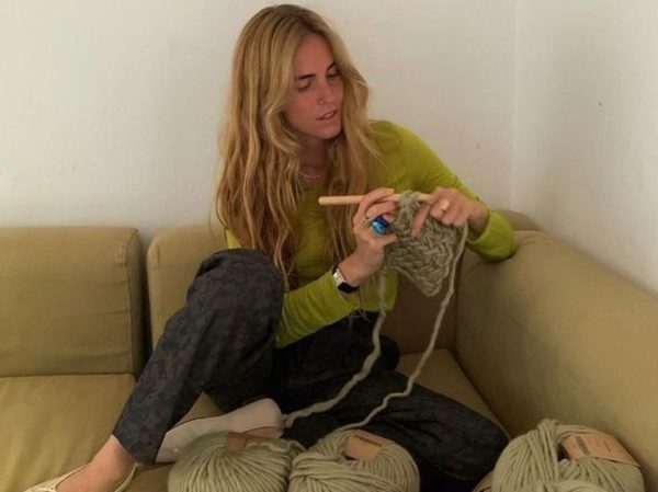 Η Gen Z αφήνει τα ποτά και τα ξενύχτια για βραδιές με πηλό και βελόνες πλεξίματος