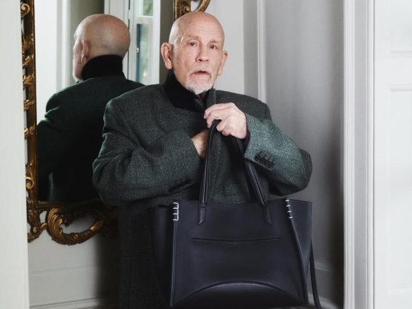 Ο John Malkovich ξαναγράφει τους κανόνες του στιλ με τον Jonathan Anderson
