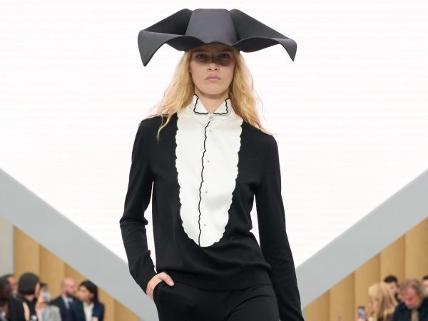Dior SS26: Oι αρχιτεκτονικοί φιόγκοι και οι chiffon σιλουέτες δημιουργούν μια νέα εποχή με τον Jonathan Anderson