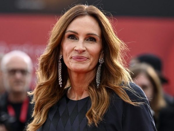 Το Shakespeare-core παλτό της Julia Roberts είναι το look της xρονιάς