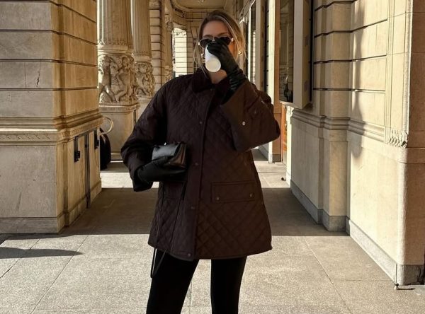 Quilted chic: γιατί όλοι μιλούν ξανά για το καπιτονέ μπουφάν
