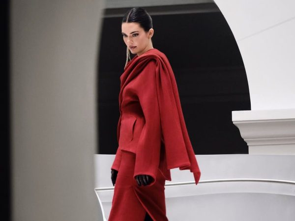 Vogue World: Η Kendall Jenner αναβιώνει το θρυλικό look της Nicole Kidman από το Moulin Rouge!