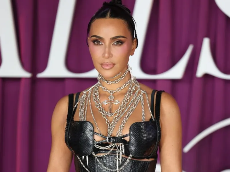 Η Kim Kardashian και το λογότυπο της NASA σε θέμα για την αποστολή Apollo 11.