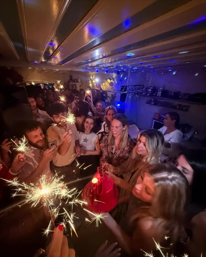 Η Κλέλια Ανδριολάτου γιορτάζει τα γενέθλιά της με φίλους και συνεργάτες.