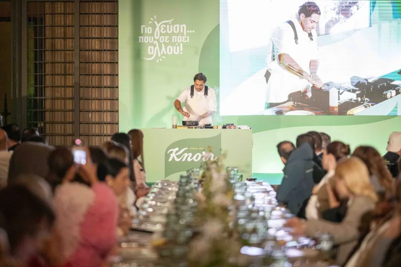 Σεφ μαγειρεύει σε εκδήλωση της Knorr μπροστά σε κοινό.