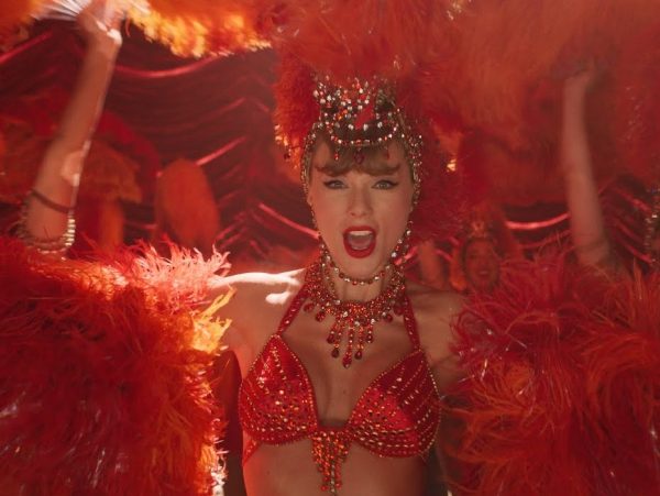 Η Taylor Swift «ανασταίνει» την Οφηλία σε ένα οπτικό υπερθέαμα