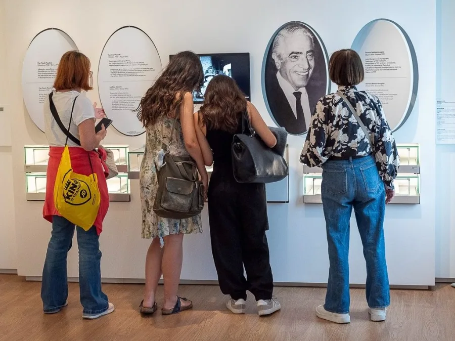 Επισκέπτες στο Μουσείο Μαρία Κάλλας παρατηρούν εκθέματα και φωτογραφίες.