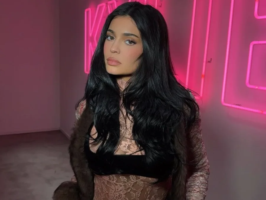 Η Kylie Jenner ποζάρει για το κινηματογραφικό της ντεμπούτο στη νέα ταινία The Moment.
