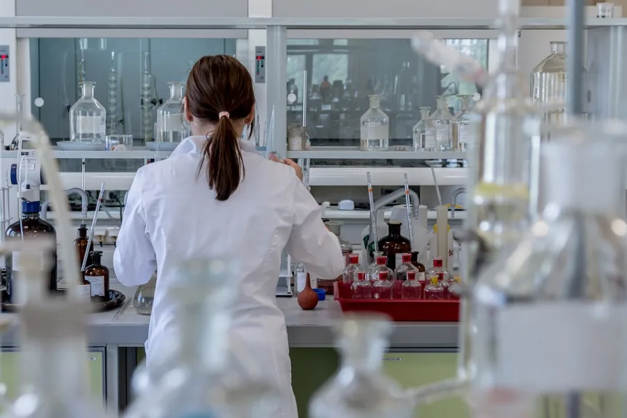 Μικροσκοπική απεικόνιση του μύκητα Candida Auris στο πλαίσιο της υγειονομικής απειλής στην Ελλάδα.