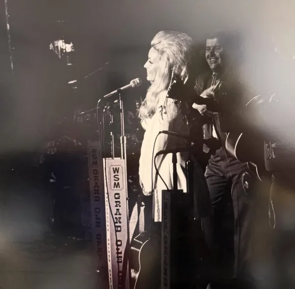 Η Sabrina Carpenter με iconic φόρεμα Bob Mackie στη σκηνή του Grand Ole Opry.