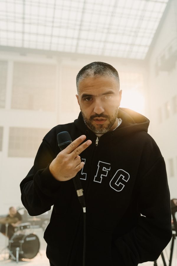 Σπασμένη Φλέβα: Kυκλοφόρησε το videoclip του τραγουδιού του ΛΕΞ με πρωταγωνιστή τον Βασίλη Μπισμπίκη