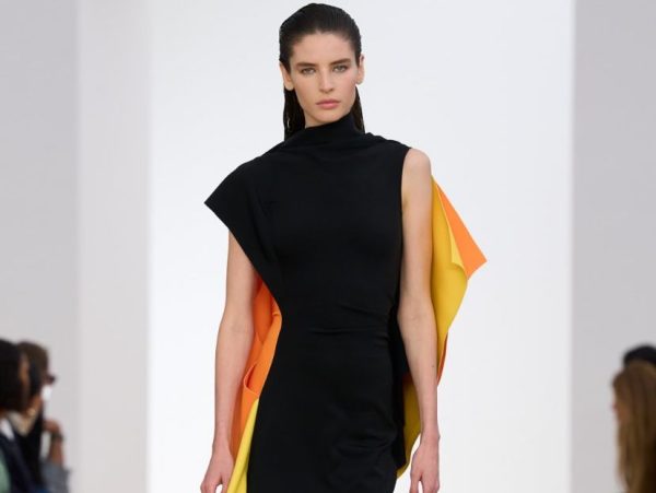 Loewe SS26: Ναυτικά vibes και καπέλα ψαράδων στο ντεμπούτο των Jack McCollough & Lazaro Hernandez