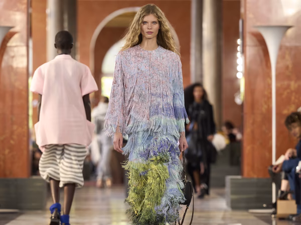 Louis Vuitton SS26: Ο Nicolas Ghesquière μεταμορφώνει το Λούβρο σε runway για τη Louis Vuitton