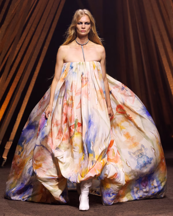 Vivienne Westwood και McQueen SS26: Αναρχία και ρομαντισμός στη μόδα του μέλλοντος