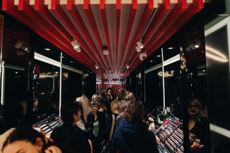 Κόσμος σε κατάστημα καλλυντικών MAC για το MadWalk.