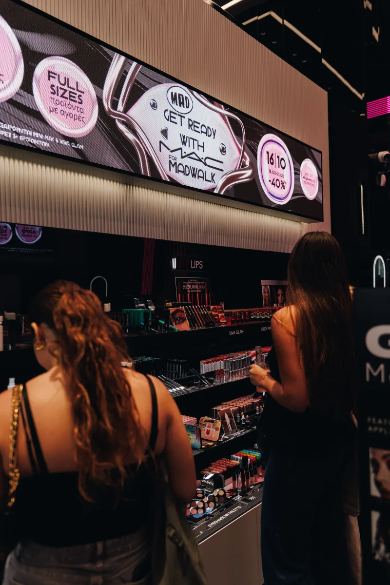 Πελάτισσες σε κατάστημα MAC Cosmetics κατά τη διάρκεια του Get Ready with MAC for MadWalk event.