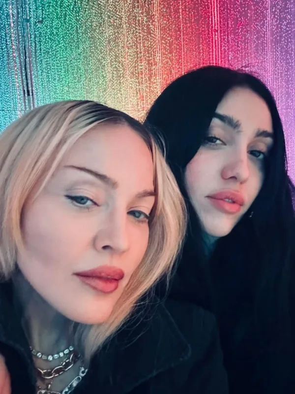 Η Madonna και η κόρη της Lourdes Leon σε κοντινή σέλφι φωτογραφία.