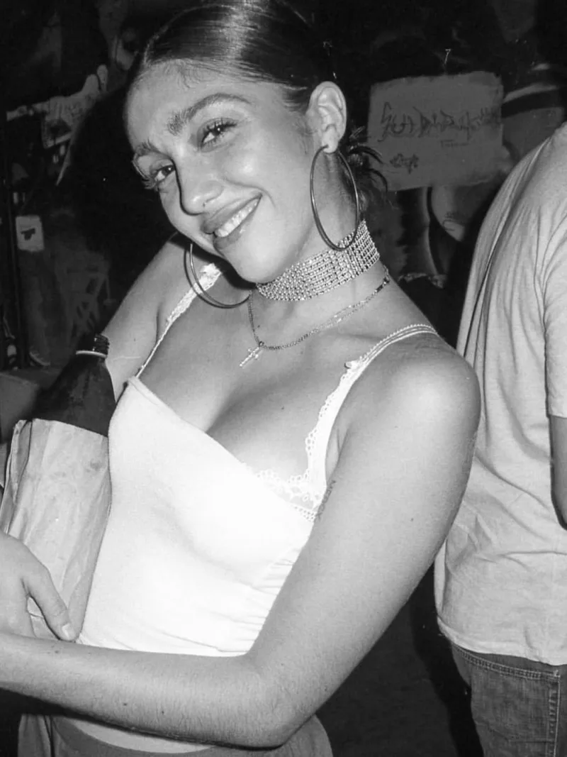 Η Lourdes Leon σε ασπρόμαυρη φωτογραφία.