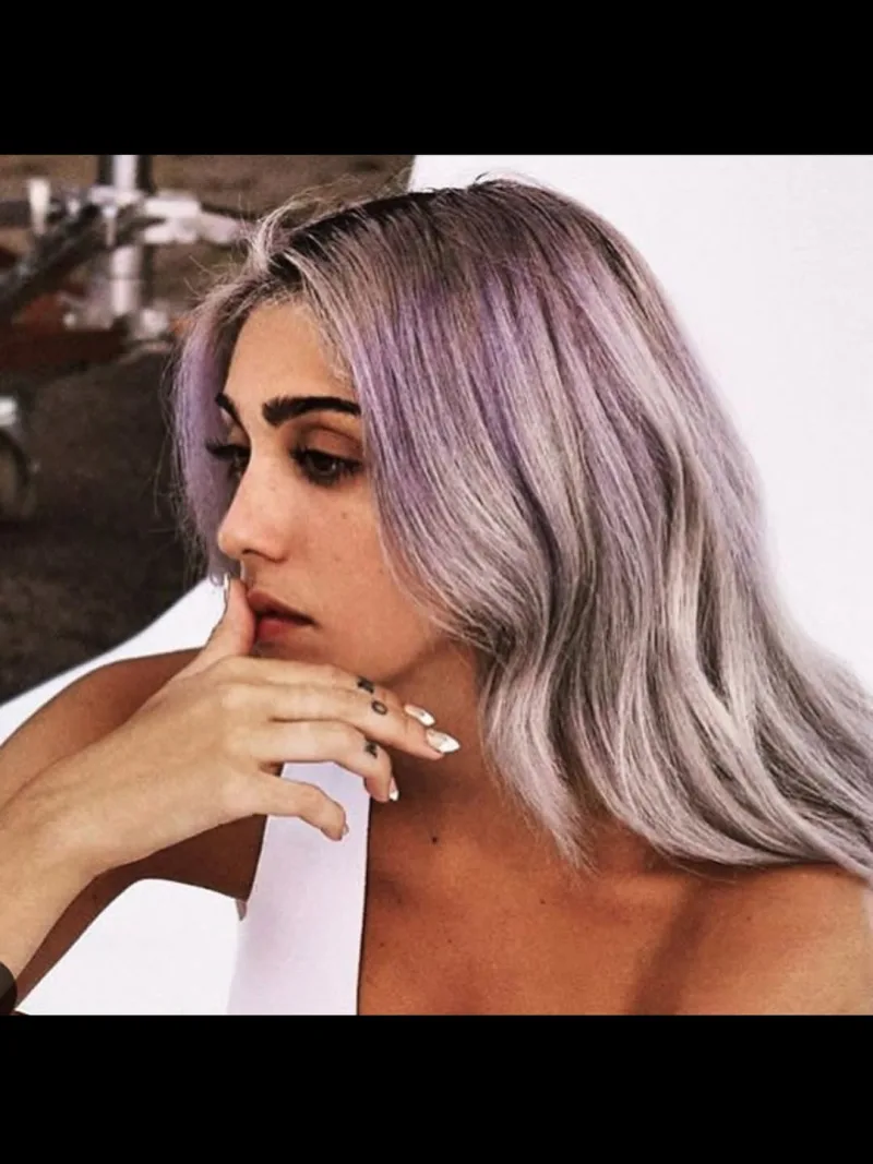 Η Lourdes Leon με λιλά μαλλιά σε προφίλ