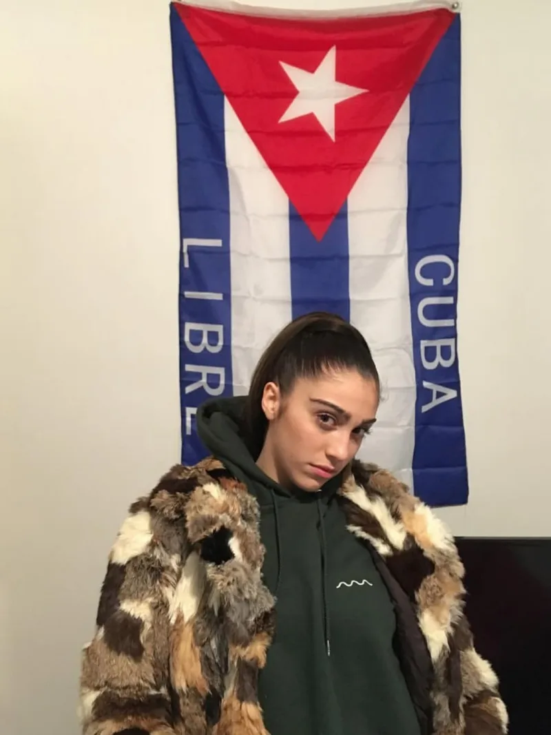 Η Lourdes Leon μπροστά από τη σημαία της Κούβας.