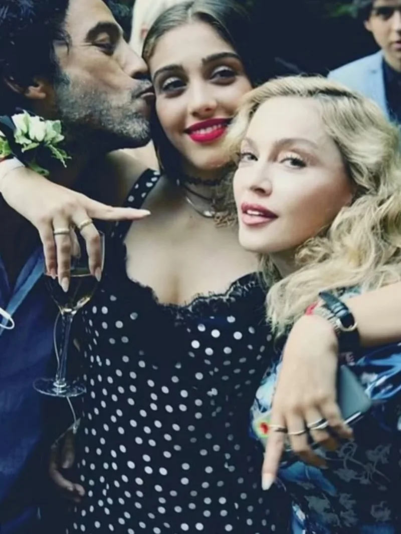 Η Madonna με την κόρη της Lourdes Leon και έναν άνδρα σε κοινή φωτογραφία.