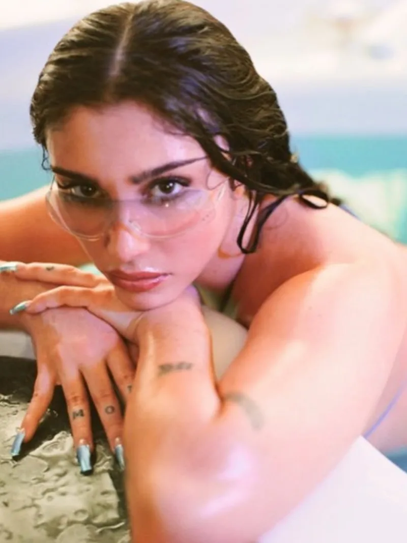 Η Lourdes Leon με βρεγμένα μαλλιά και διάφανα γυαλιά.