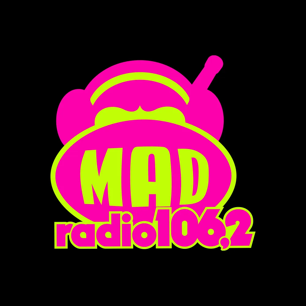 Το λογότυπο του Mad Radio 106.2 σε έντονο ροζ και λαχανί χρώμα σε μαύρο φόντο.