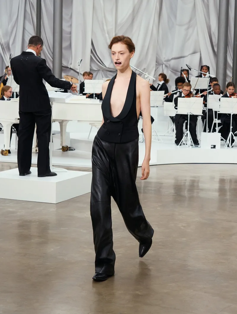 Μοντέλο στην επίδειξη Maison Margiela SS26 στο Παρίσι.