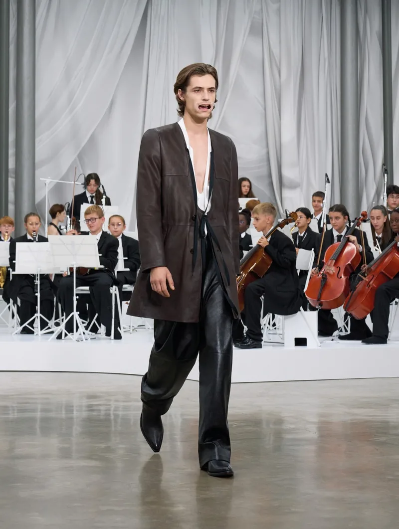 Μοντέλο στην επίδειξη Maison Margiela SS26 στο Παρίσι.