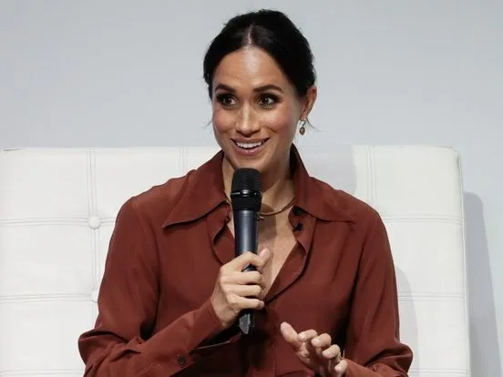 Η Meghan Markle σε στιγμιότυπο που αποπνέει γαλήνη και ευεξία στο σπίτι της.