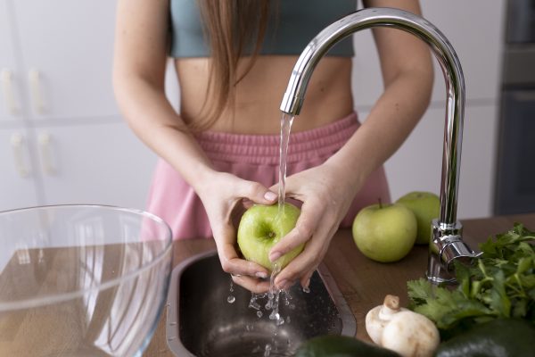 Γιατί πρέπει να πλένεις πάντα τα φρούτα και τα λαχανικά ακόμη κι όταν τα ξεφλουδίζεις